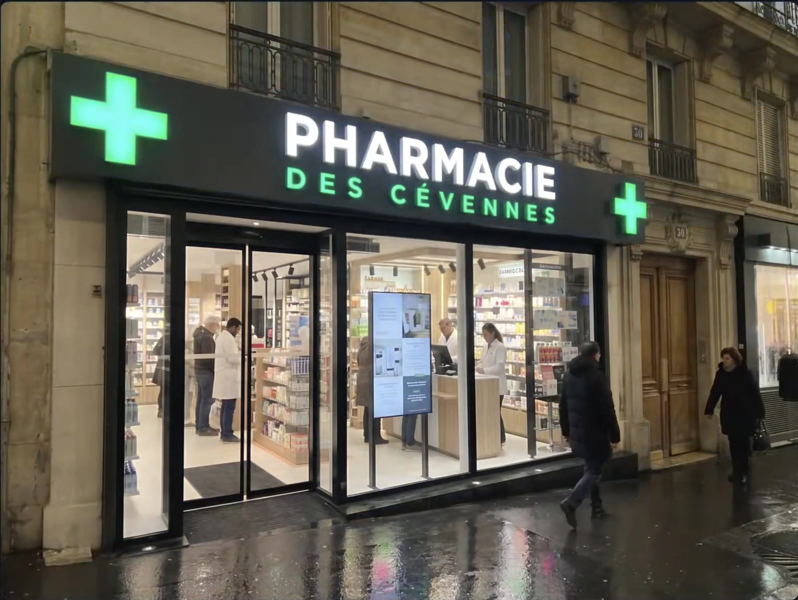 Pose enseigne de nuit - enseigne Pharmacie des Cévennes illuminée, scène finale au ralenti du time-lapse