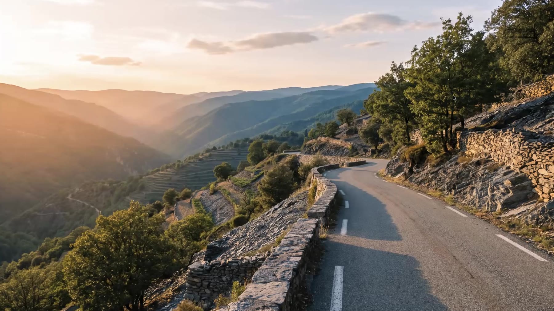 Paysage des Cévennes à la golden hour Claude Magnific - paysage photoréaliste d’une route de crête des Cévennes à la golden hour généré pour le spot publicitaire