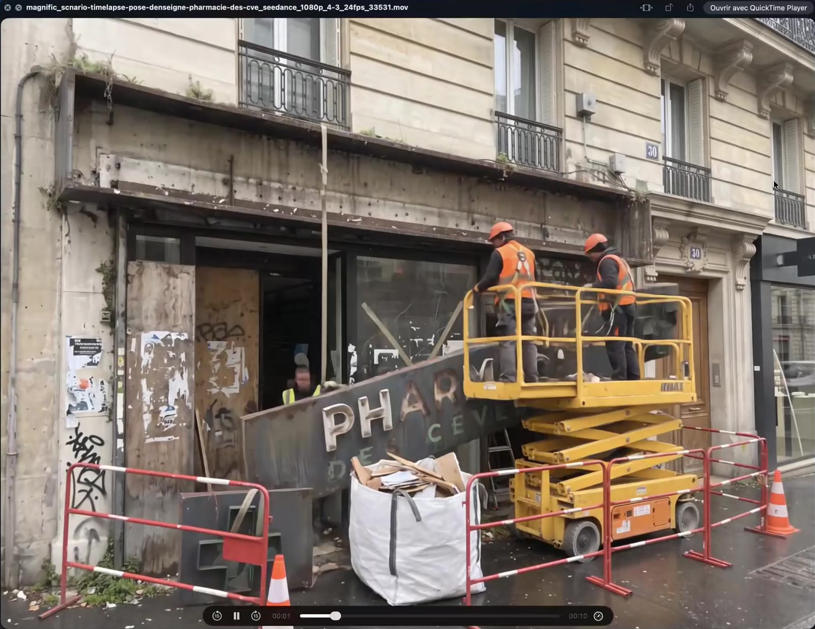 Time-lapse pose enseigne - dépose de l’ancien caisson Pharmacie par deux poseurs sur nacelle ciseaux, barrières de chantier